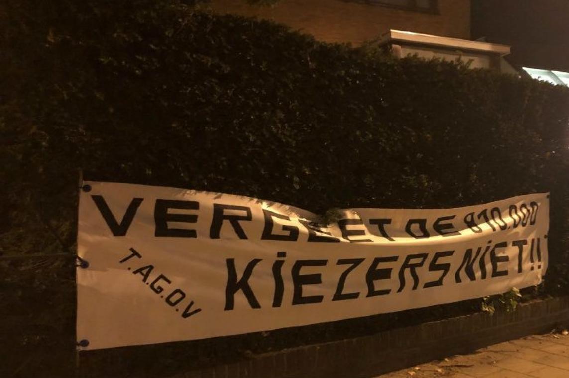 Onbekenden hangen spandoek op aan woning Bart De Wever
