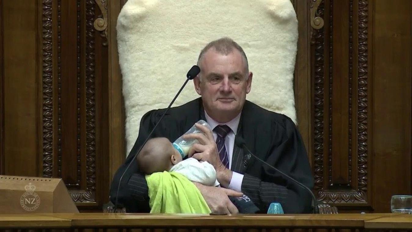 VIDEO. Nieuw-Zeelandse kamervoorzitter geeft baby de fles tijdens zitting
