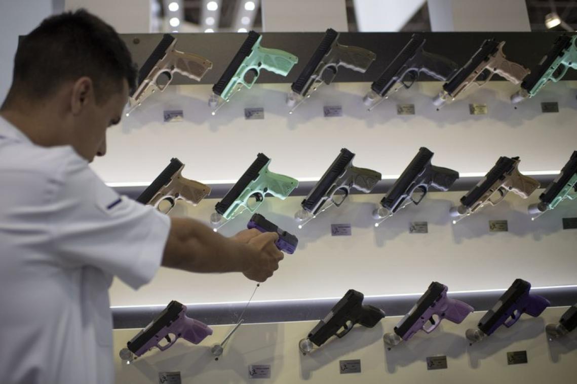 BIZAR. Amerikaan test zijn nieuwe vuurwapens door op druk speelpark te schieten