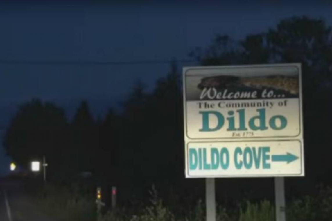 BIZAR. Gemeente Dildo is promo voor seksspeeltjes spuugzat