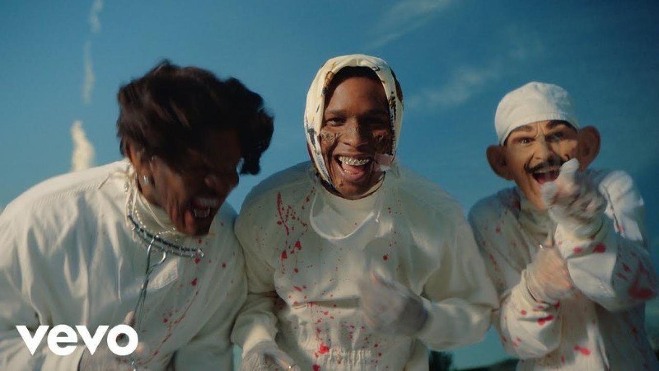 VIDEO. A$AP Rocky lacht met politie in nieuwe videoclip na vrijlating uit Zweedse gevangenis