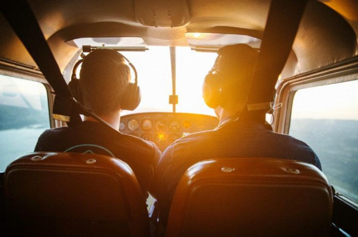 BIZAR. Leerling-piloot zet vliegtuig alleen aan de grond tijdens allereerste les nadat instructeur bewustzijn verliest