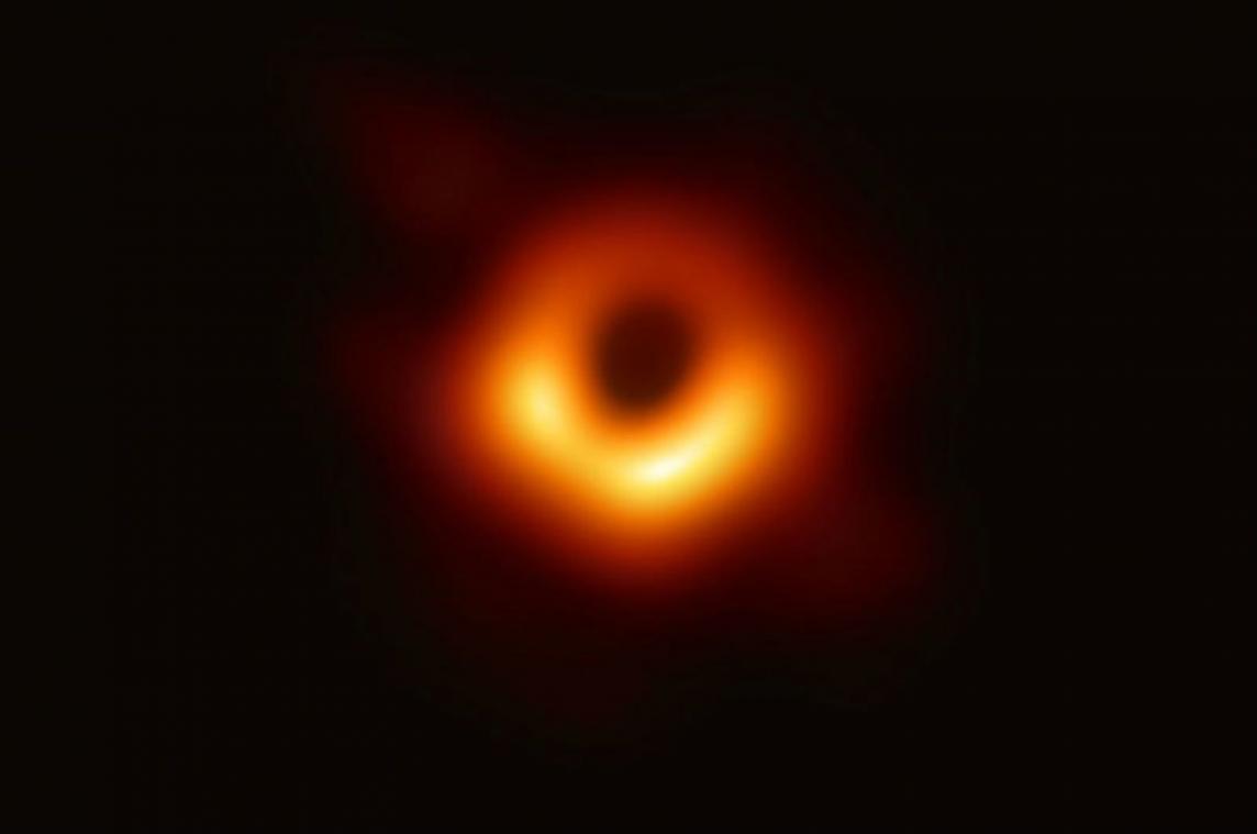 Bijna 3 miljoen euro voor auteurs eerste foto van zwart gat