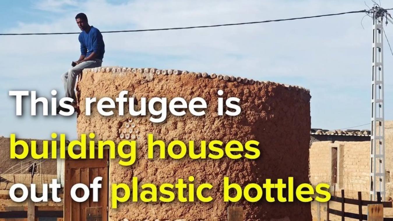 VIDEO. Vluchteling bouwt huizen met gerecycleerde plastic flessen