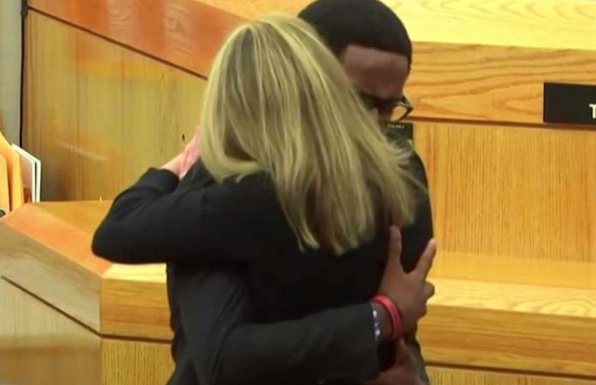 VIDEO. Hele rechtszaal in tranen nadat broer van slachtoffer moordenares stevige knuffel geeft