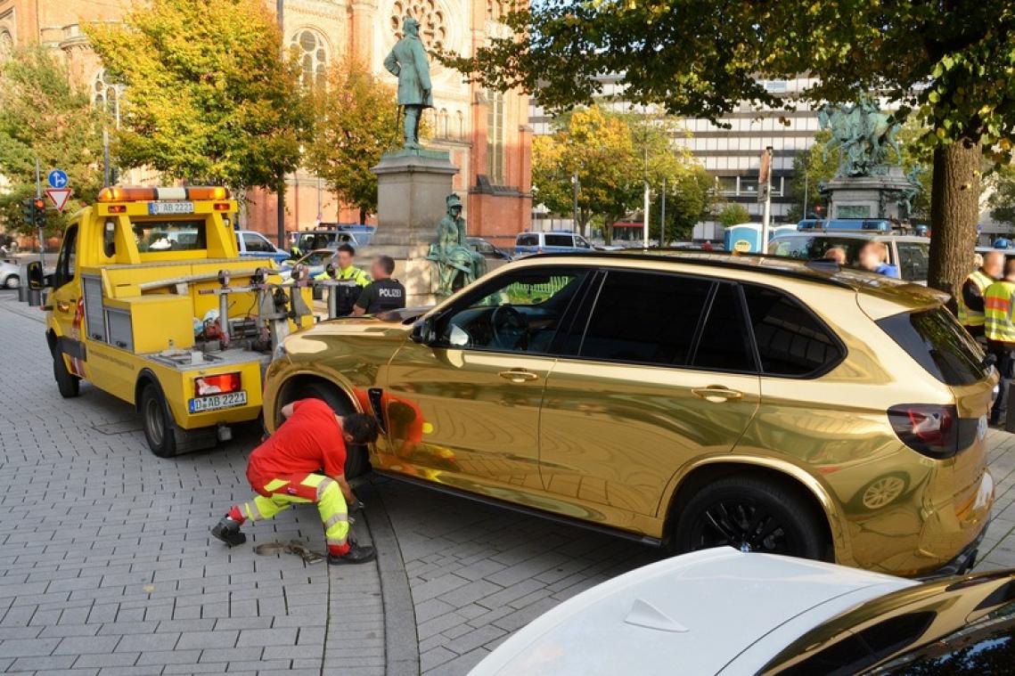 Gouden BMW weggesleept wegens "te verblindend"