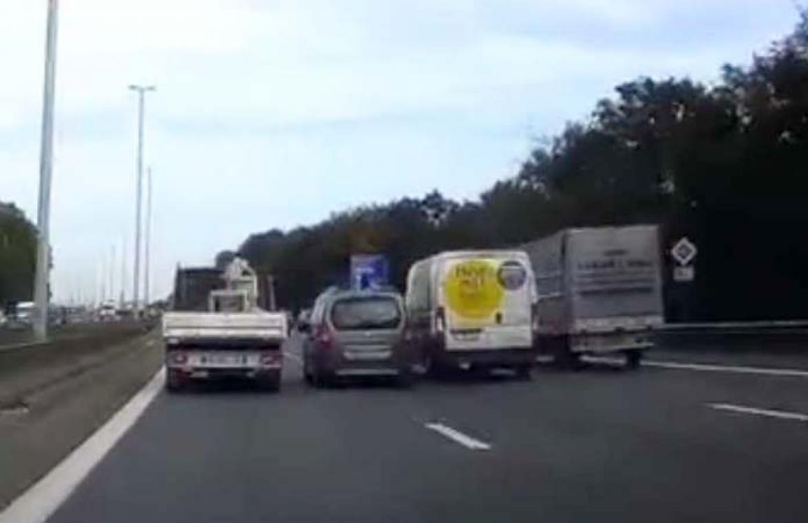 VIDEO. Levensgevaarlijk! Belgische autobestuurders weigeren elkaar te laten invoegen op E19