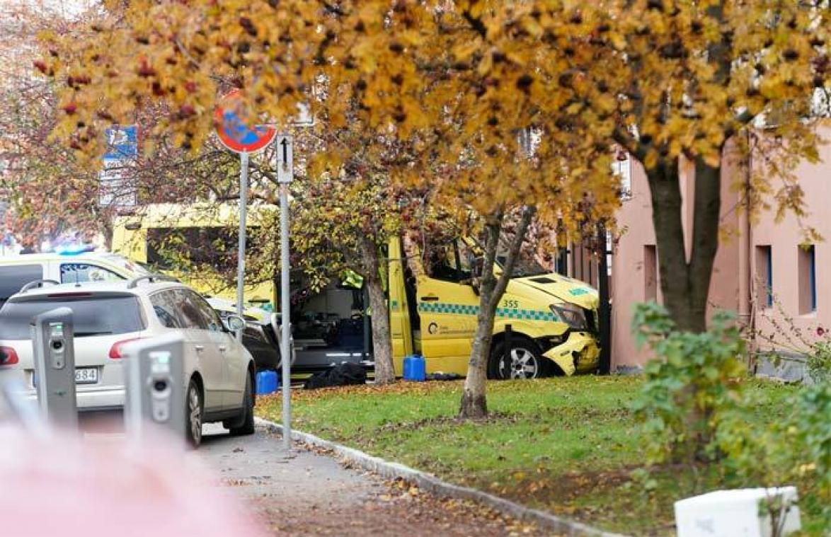 Man rijdt met gestolen ziekenwagen verschillende mensen aan in Oslo