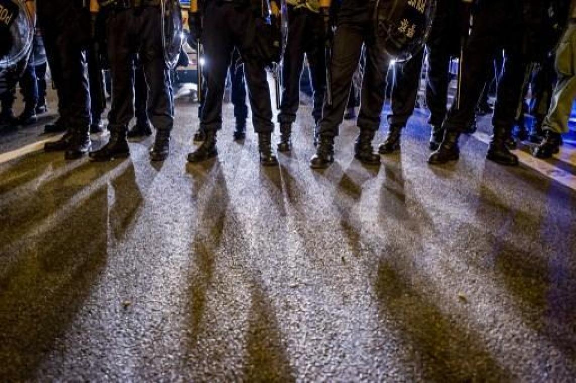 Journaliste voert protestactie uit tijdens persconferentie van politie