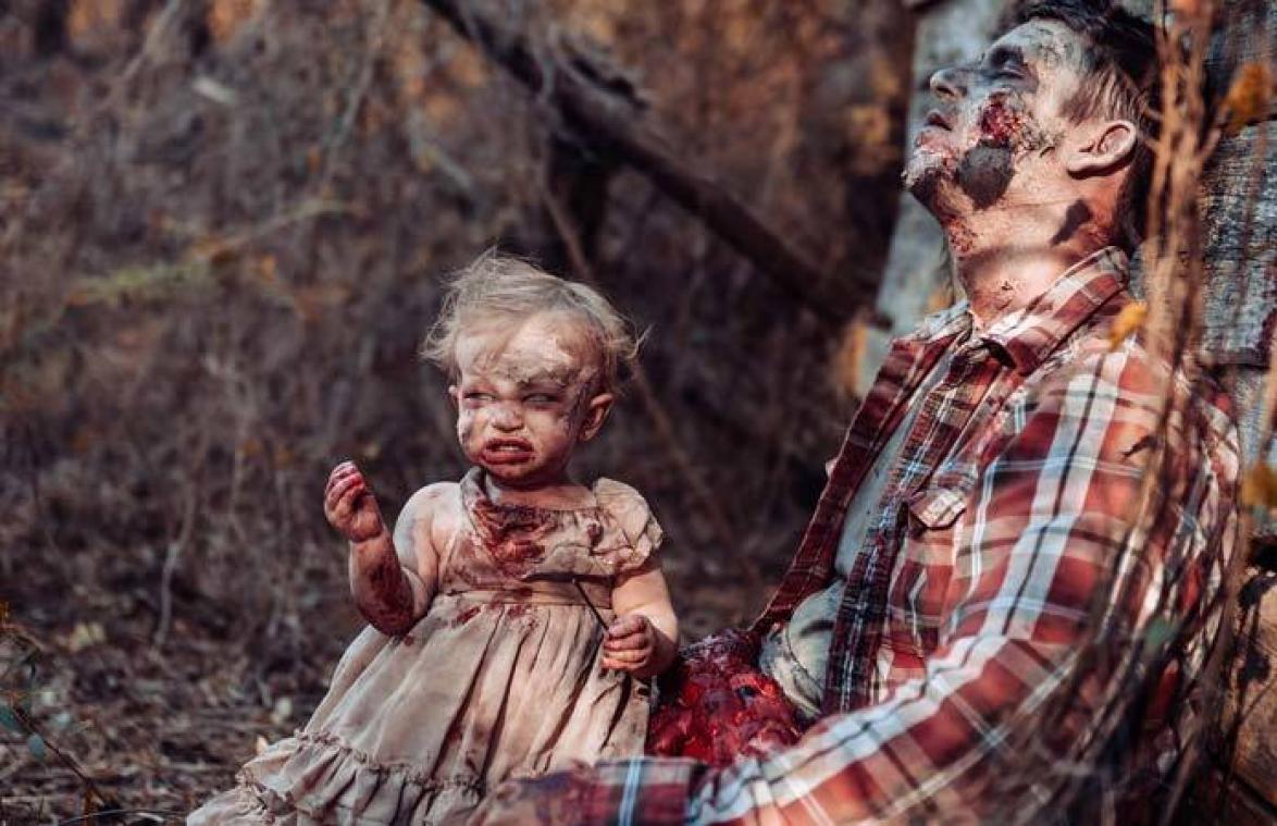 Moeder verkleedt haar dochtertje als levensechte zombie voor Halloween