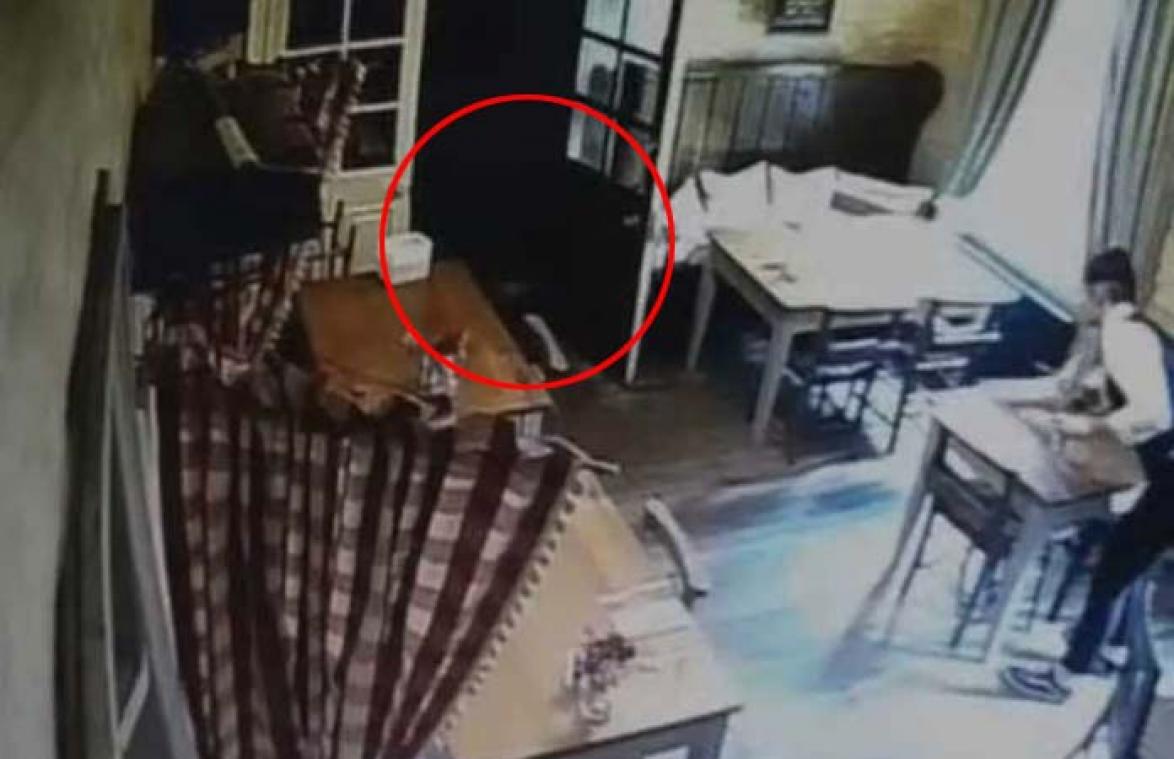 VIDEO. AKELIG! Camera filmt hoe 'geest van meisje' rondloopt in café