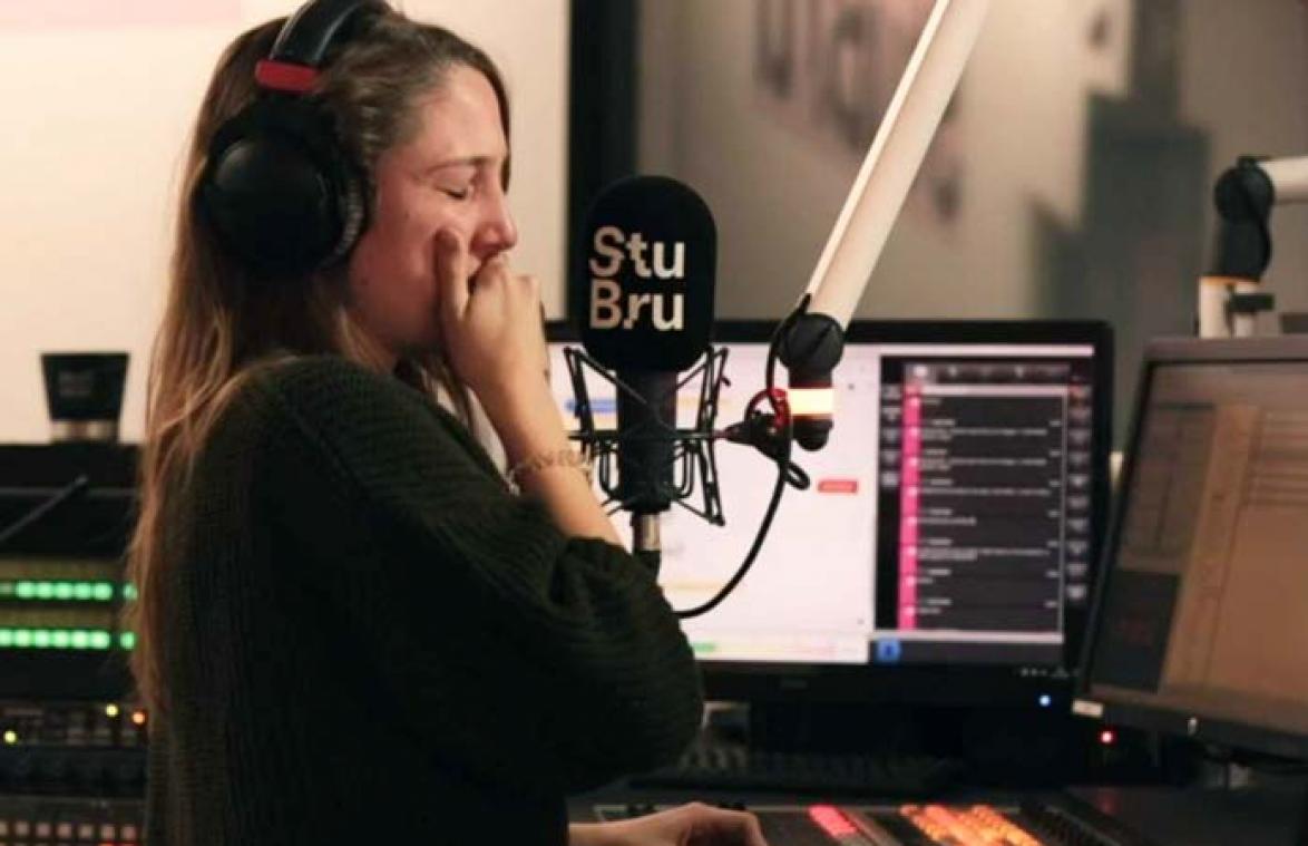 VIDEO. Michèle Cuvelier barst live op radio in tranen uit tijdens liedje voor overleden kindje