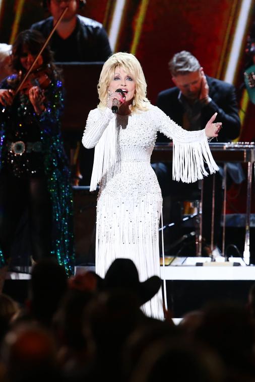 Dit is waarom Dolly Parton altijd lange mouwen draagt