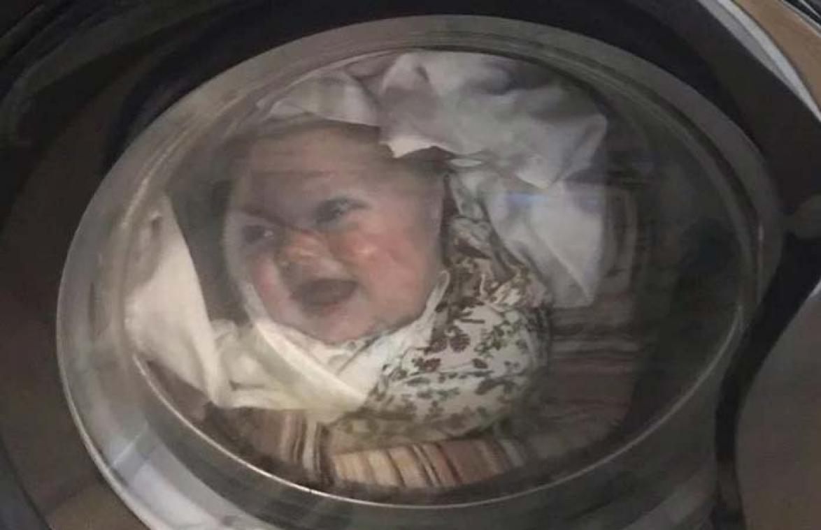 Vader in paniek als hij zijn baby in draaiende wasmachine ziet, maar dan haalt hij opgelucht adem...