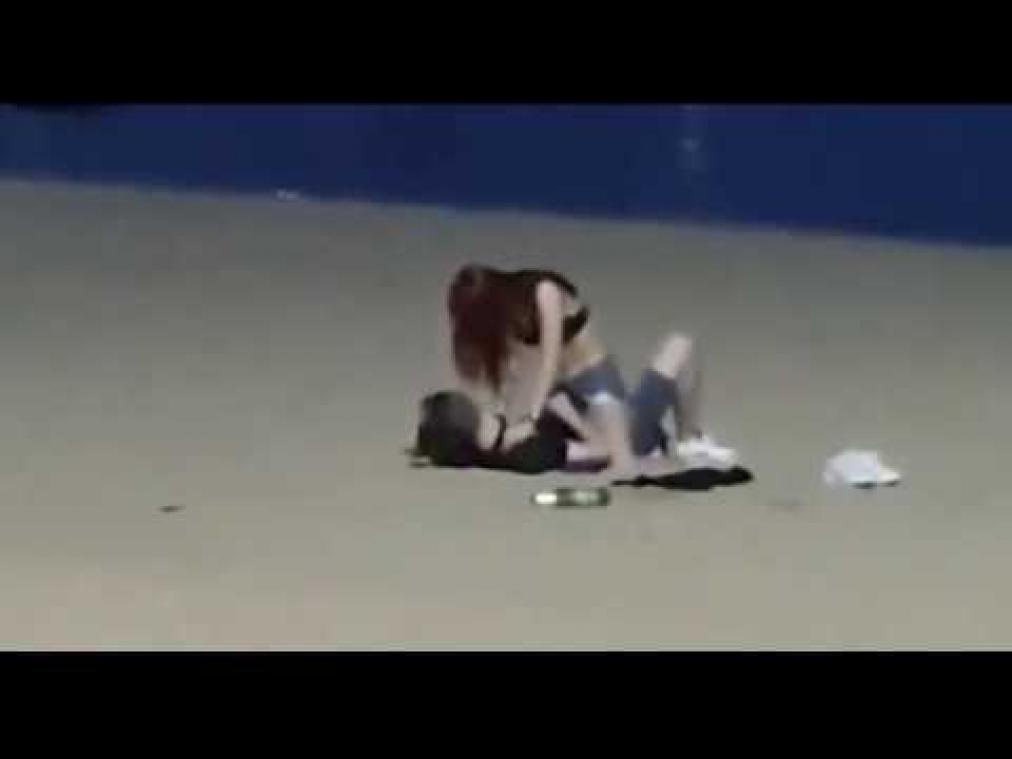VIDEO. Seksend koppel op strand wordt belachelijk gemaakt op tv