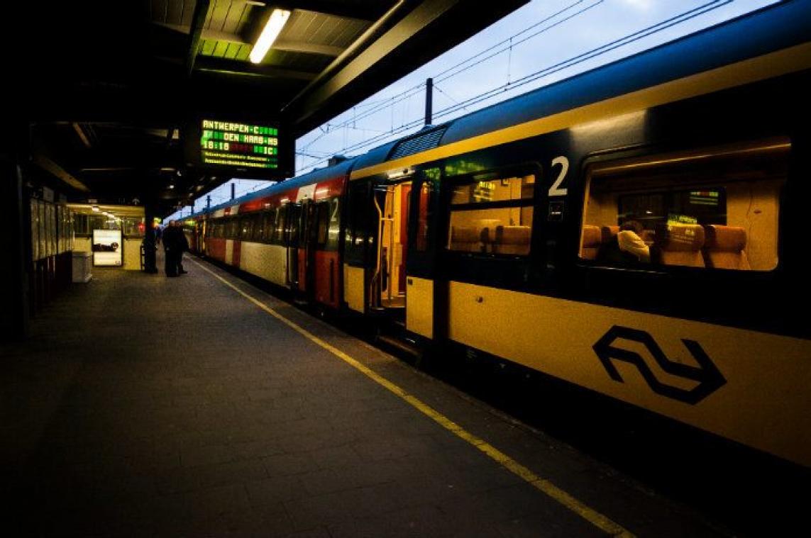 BIZAR. Vandalen leven zich uit op Nederlandse trein