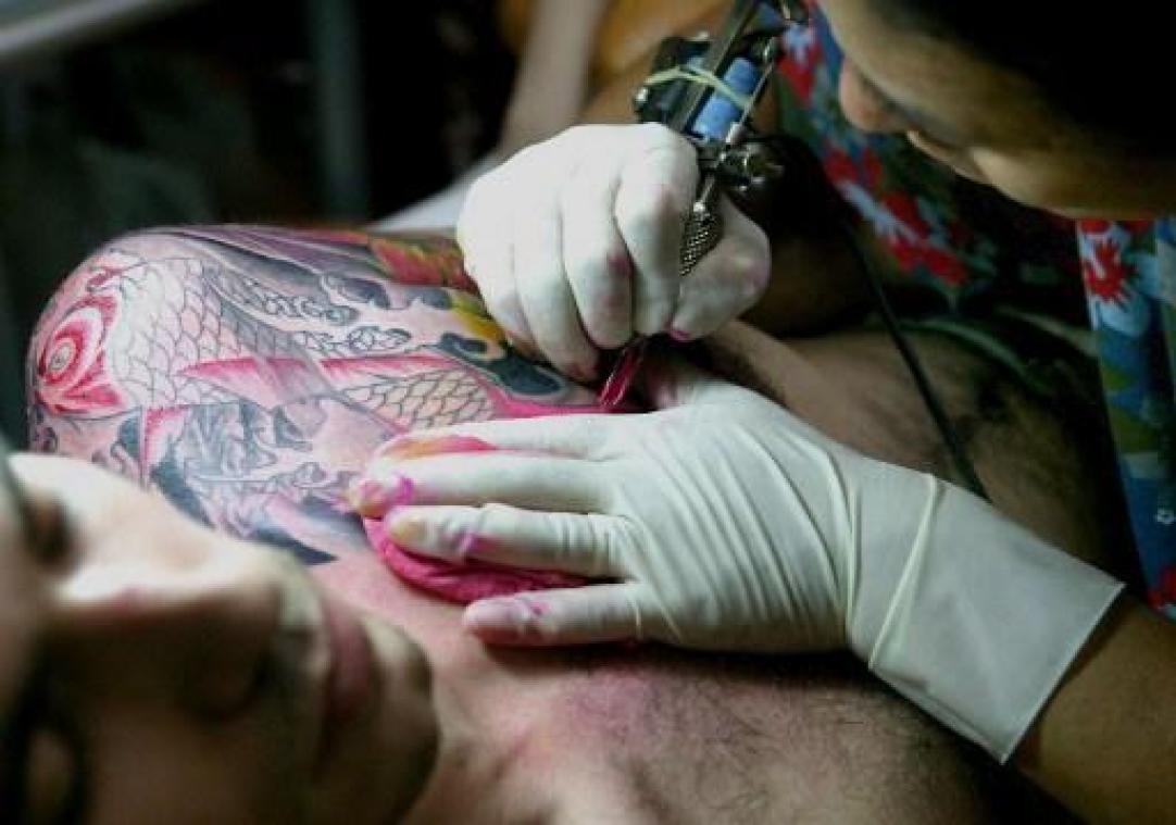 Europese Commissie gaat de strijd aan met gevaarlijke tattoo-inkt