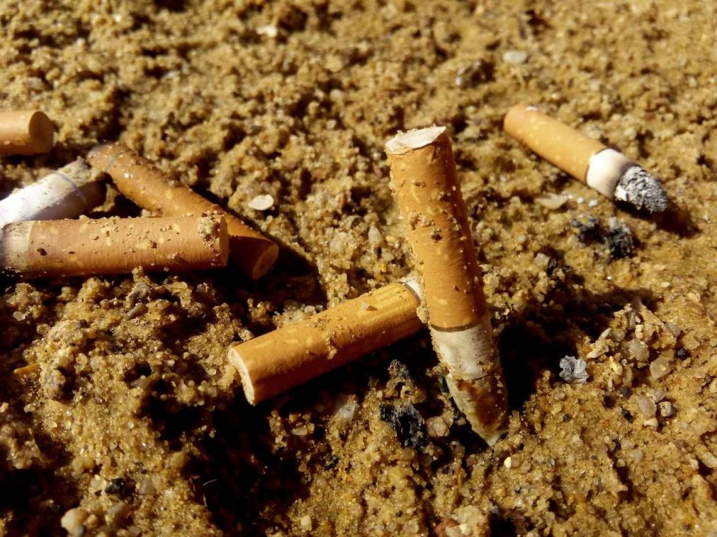 Kustburgemeesters overwegen rookverbod op strand