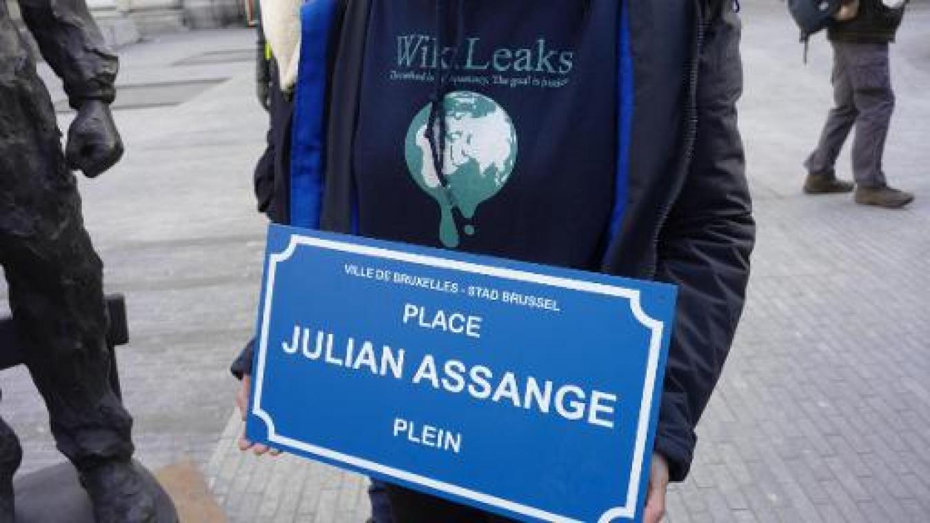 Comité Free Assange Belgium overhandigt 4.000 handtekeningen aan Britse ambassade