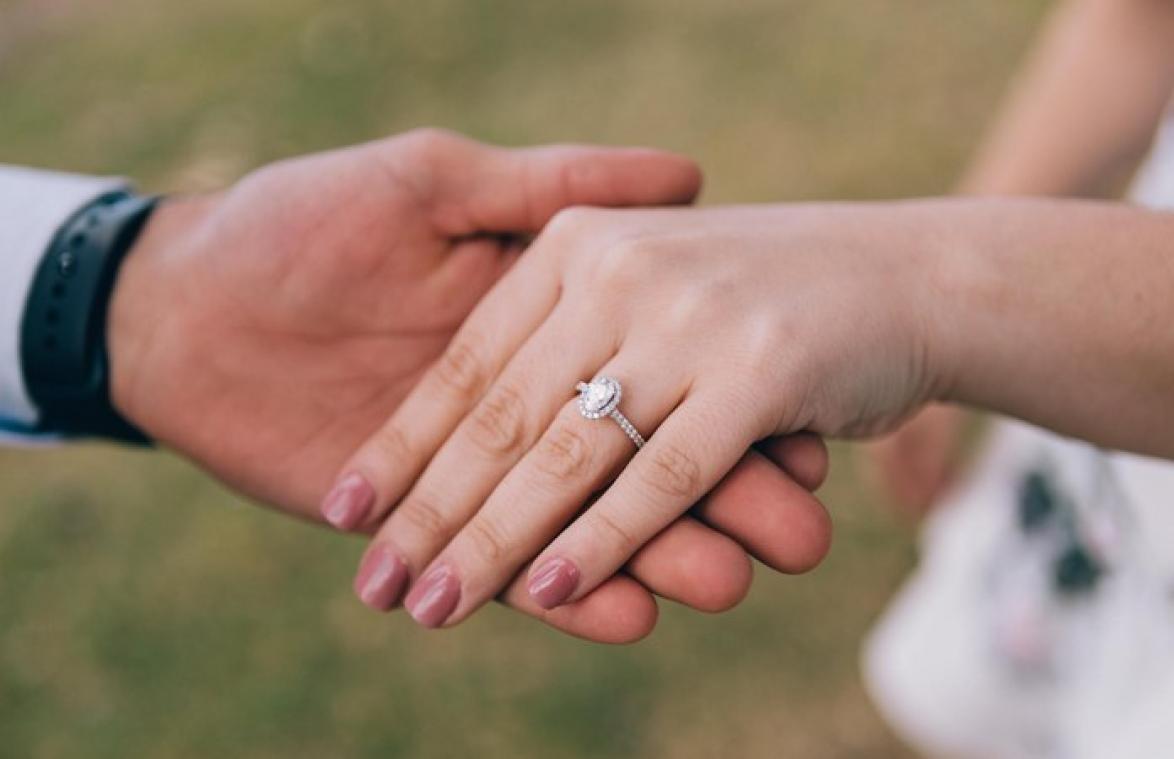 Vrouw trouwt met haar neef: "Ik huilde elke keer na de seks"