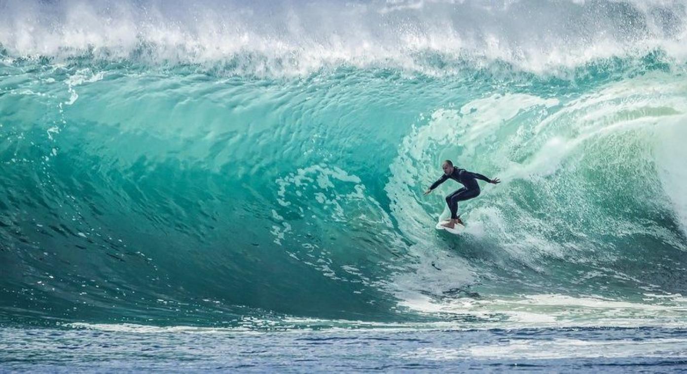VIDEO. Surfer ontsnapt net aan monstergolf
