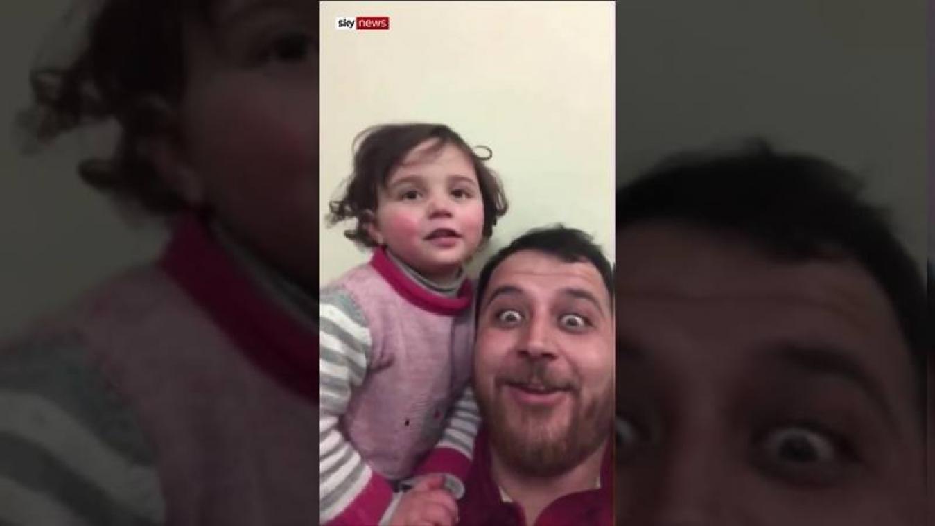 VIDEO. Vader laat dochter lachen na ieder bombardement