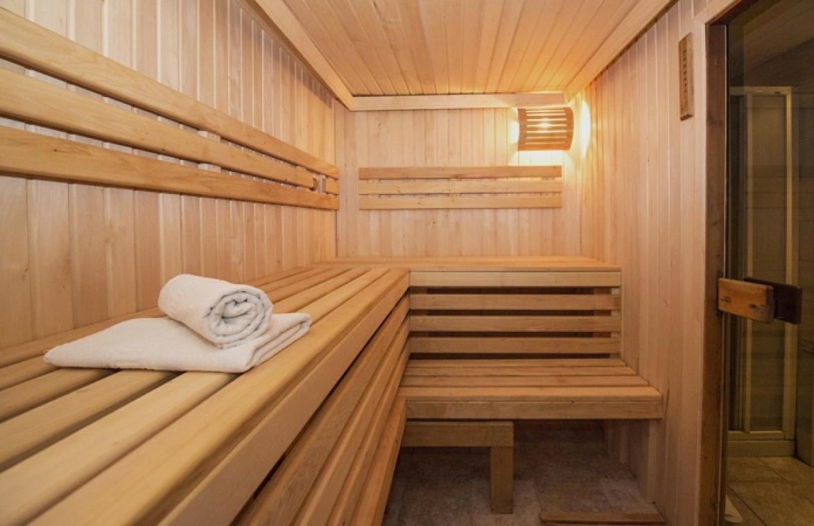 Vrouw gevraagd om handdoek te dragen in sauna: "Kan er niet aan doen dat ik zo'n sexy lichaam heb"