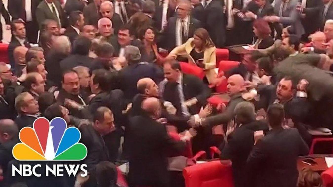 VIDEO. Turkse parlementsleden vechten het uit tijdens vergadering