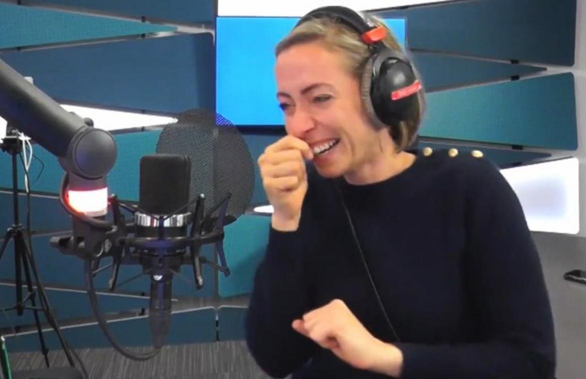 VIDEO. Radio 1-presentatrice Sofie Lemaire krijgt slappe lach door gênant toiletmomentje