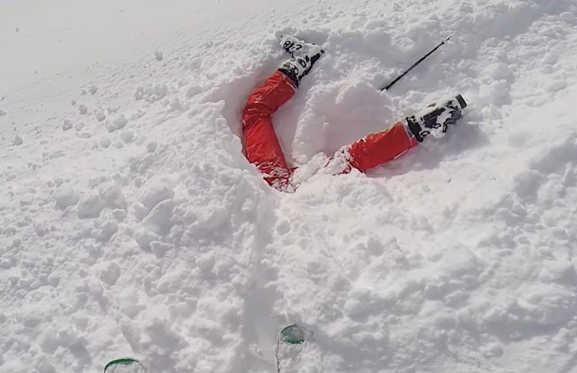 VIDEO. IJZINGWEKKEND! Skiër redt jonge vrouw die bedolven is onder sneeuw