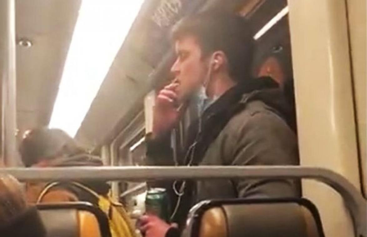 VIDEO. Man veroorzaakt paniek in Brusselse metro door speeksel af te vegen aan paal