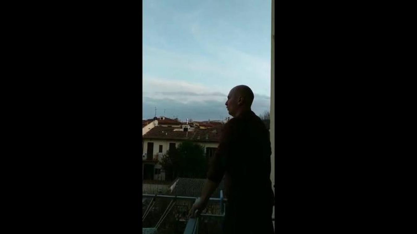 VIDEO. WOW: Italiaanse operazanger bezorgt buren kippenvelmoment