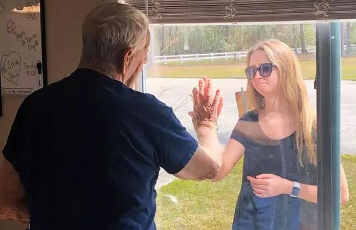 HARTBREKEND: Vrouw toont verlovingsring aan opa door het raam