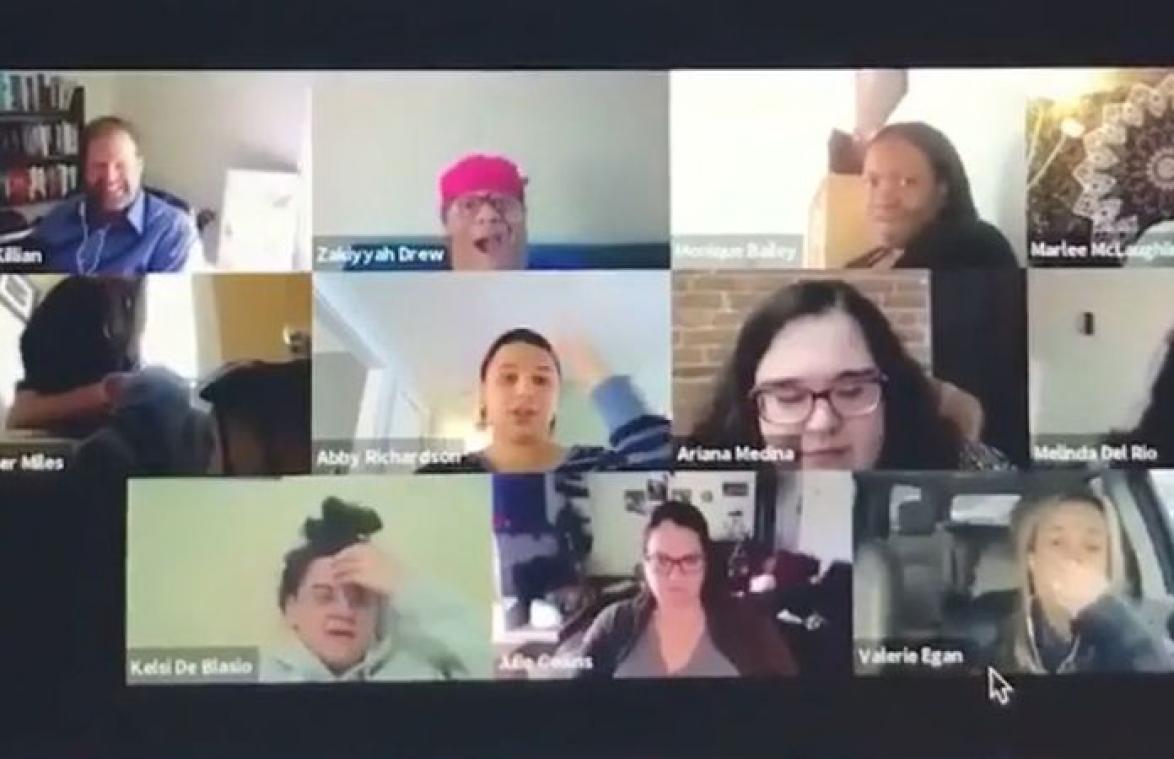 VIDEO. GÊNANT! Vrouw videochat met collega's, maar vergeet dat camera aanstaat bij toiletbezoek