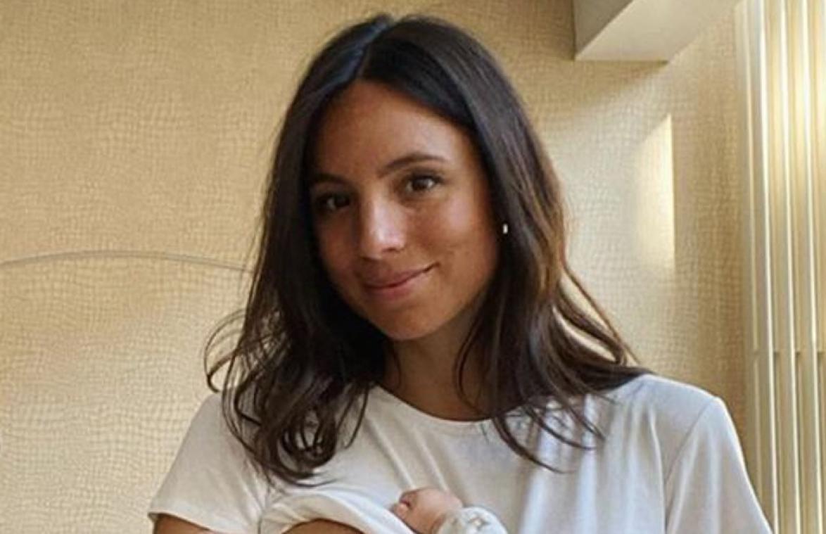 Vriendin van Matteo Simoni deelt borstvoedingsfoto: "Zo brengen wij quarantaine door"