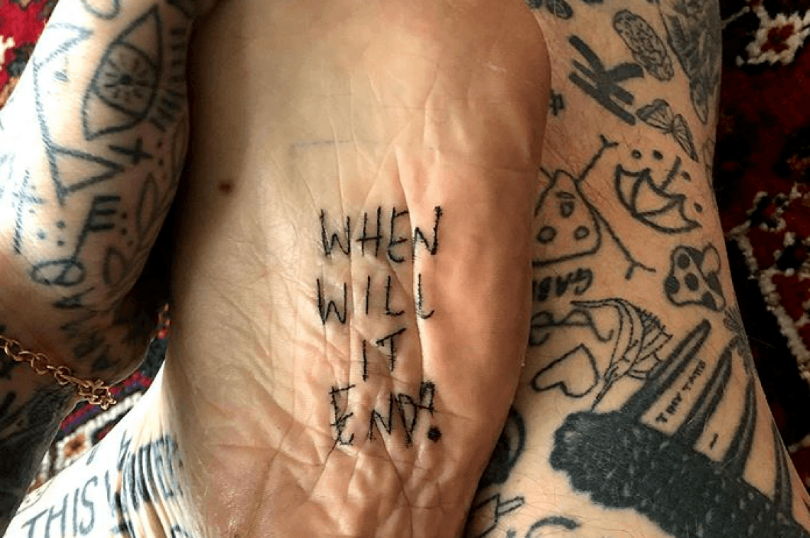 IN BEELD. Man geeft zichzelf elke dag een nieuwe tattoo tijdens lockdown