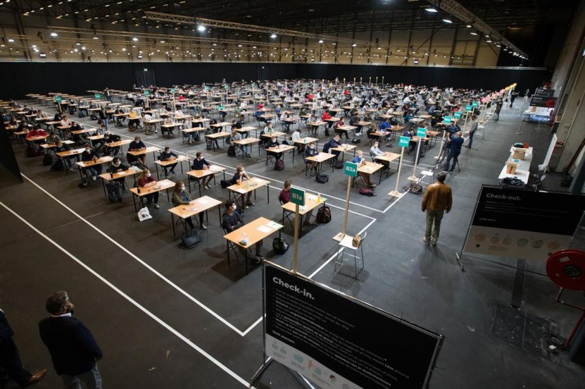 IN BEELD. Eerste studenten leggen examens af in Flanders Expo in Gent