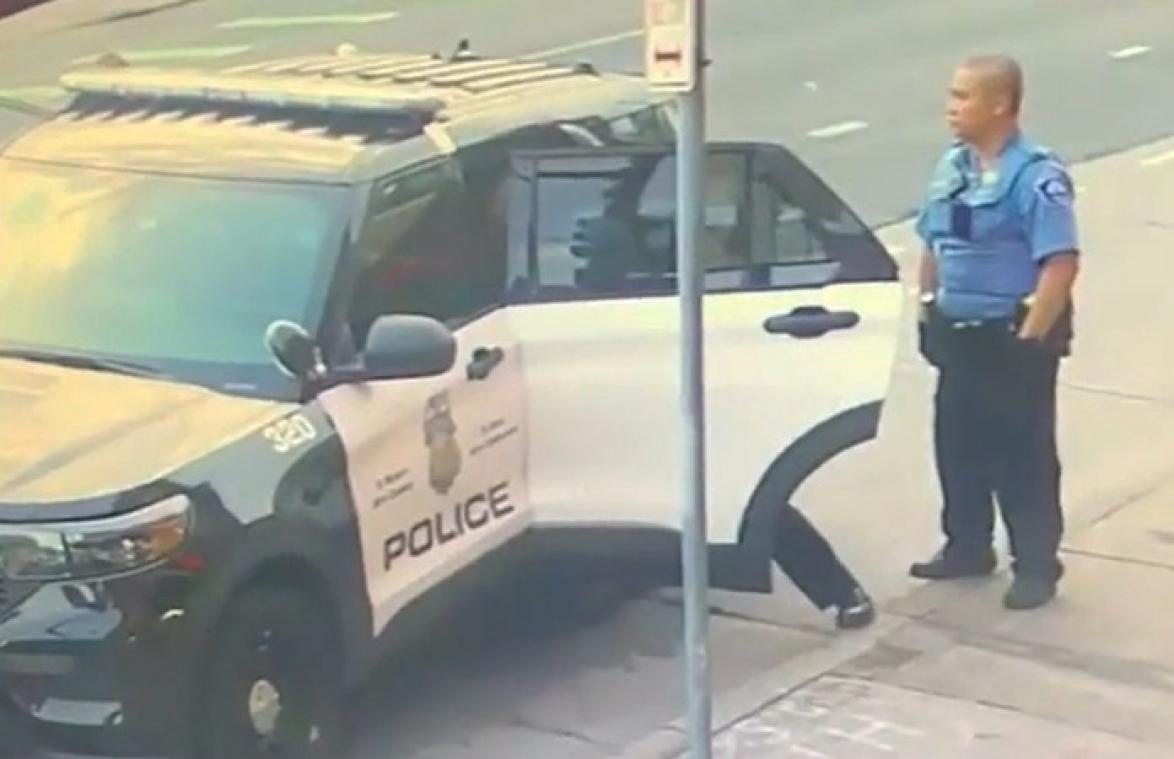 Nieuwe beelden van arrestatie tonen hoe George Floyd al aangepakt werd in politieauto (video)