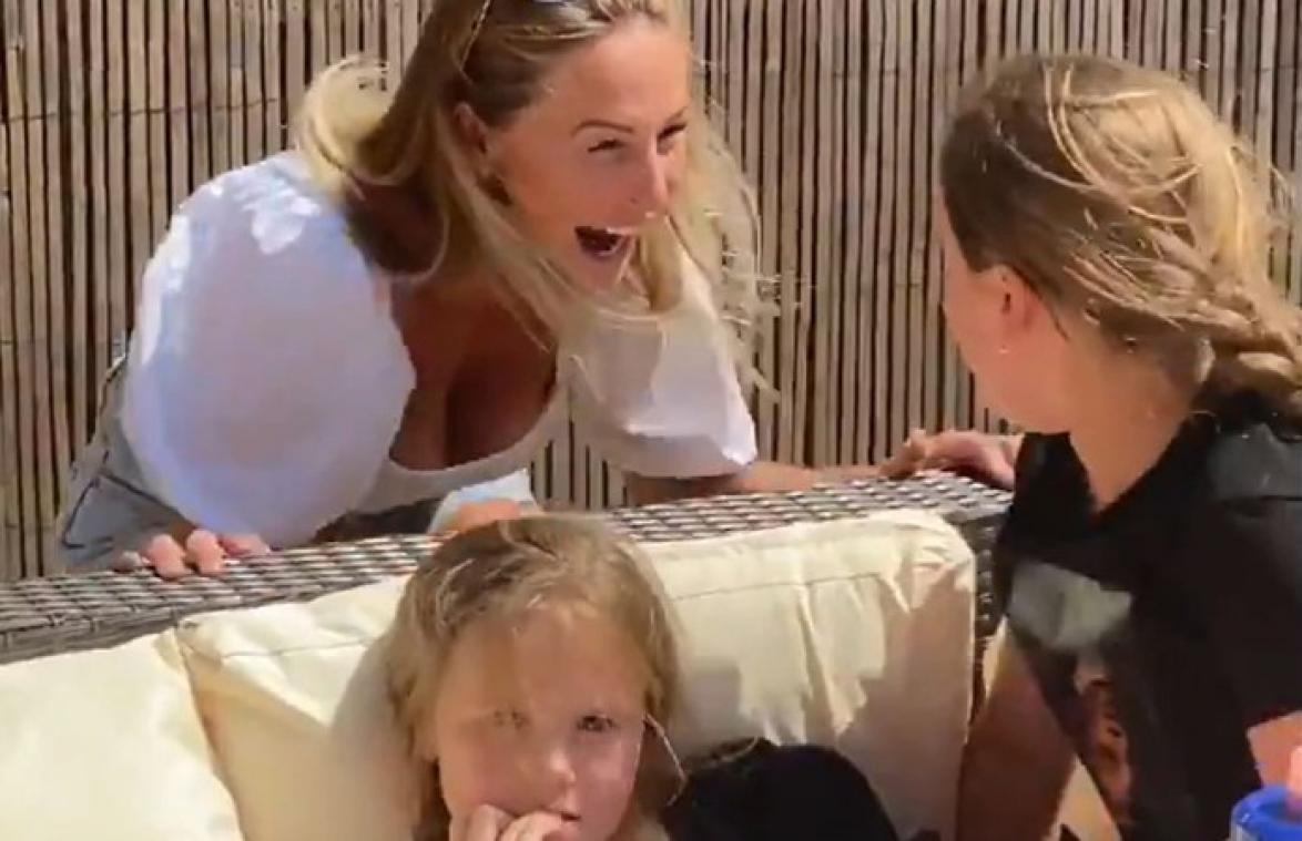 Verpleegster verrast dochtertjes nadat ze elkaar door corona negen weken niet zagen (video)