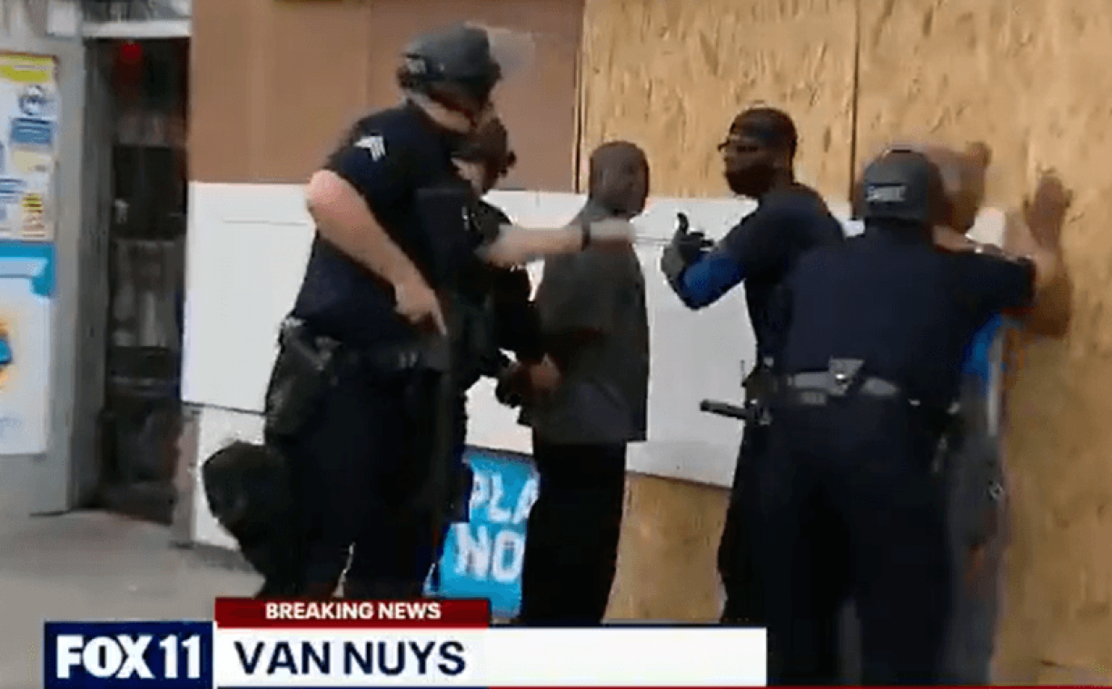 Amerikaanse politie blundert live op tv: winkeleigenaars in de boeien geslagen terwijl plunderaars ontsnappen (video)