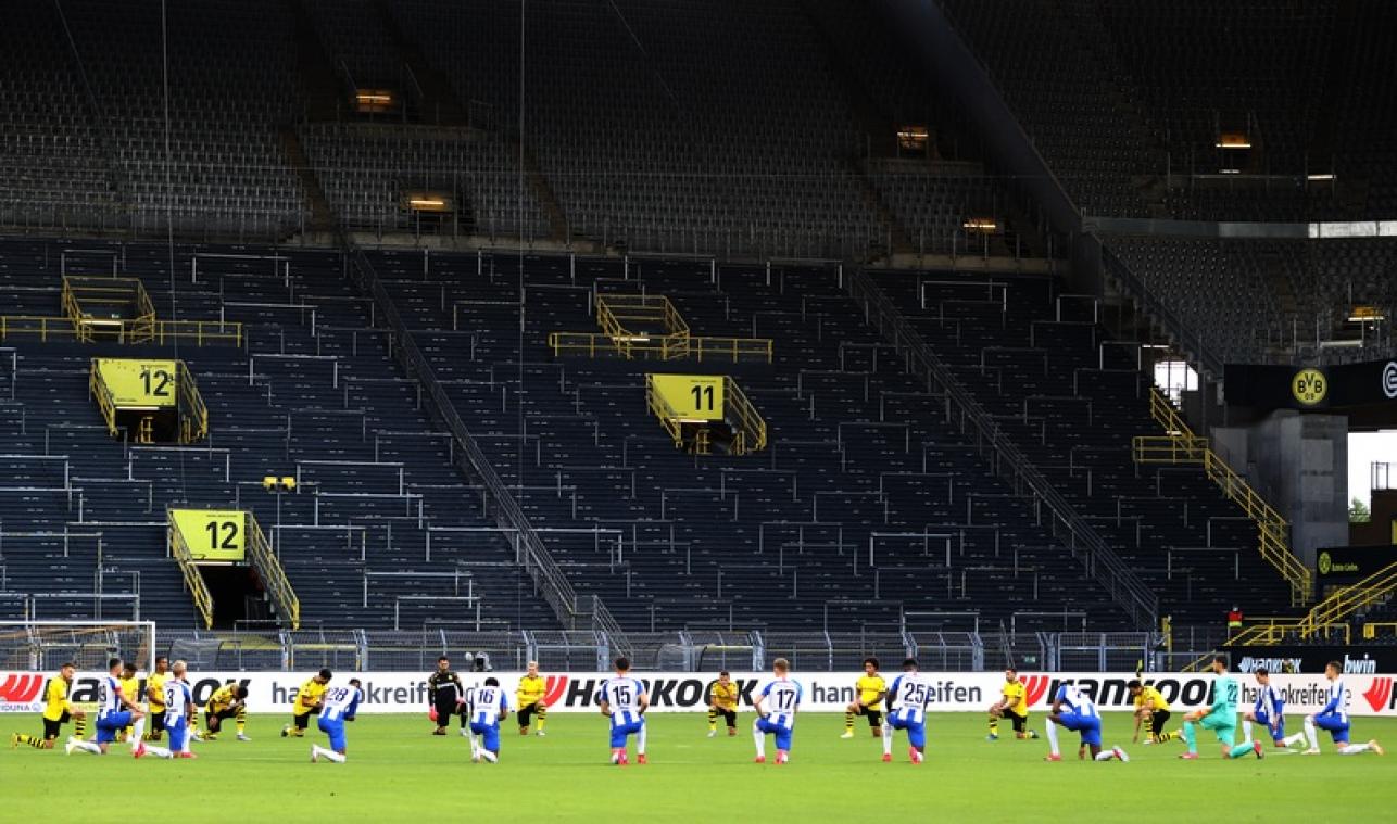 IN BEELD. Voetballers knielen in leeg stadion als statement tegen racisme