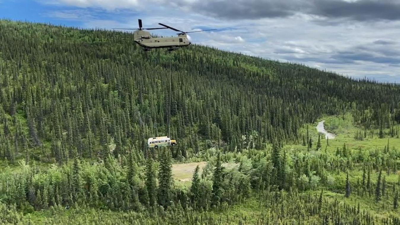 Alaska verwijdert iconische, maar "levensgevaarlijke" bus uit 'Into the Wild' (video)