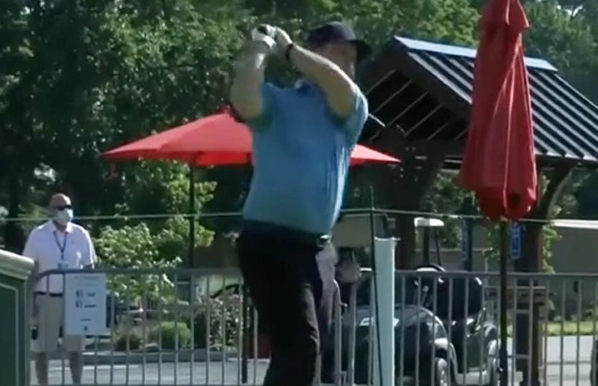 Bekende golfer laat enorme scheet na stevige slag (video)