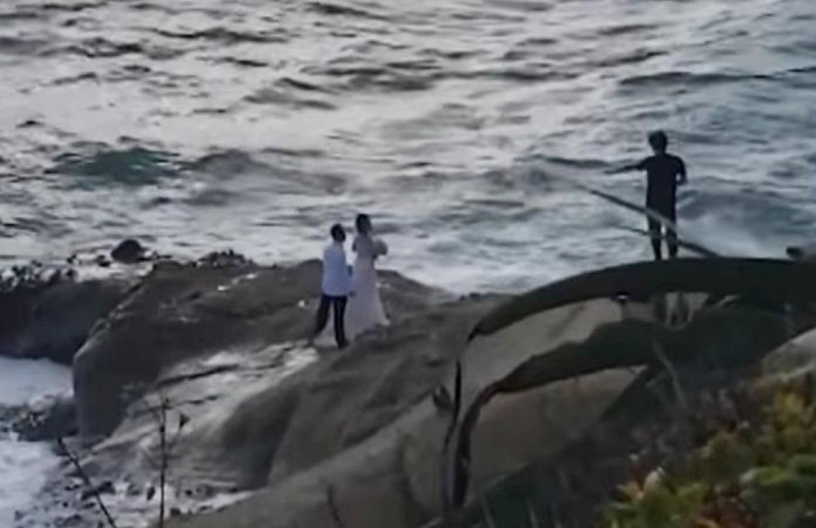 Koppel poseert voor trouwfoto's op rots aan zee, maar dan gaat het helemaal fout... (video)