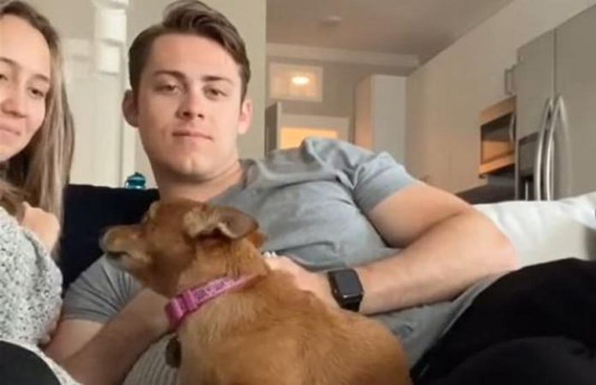 Jaloerse hond laat niet toe dat baasje haar vriend kust (video)