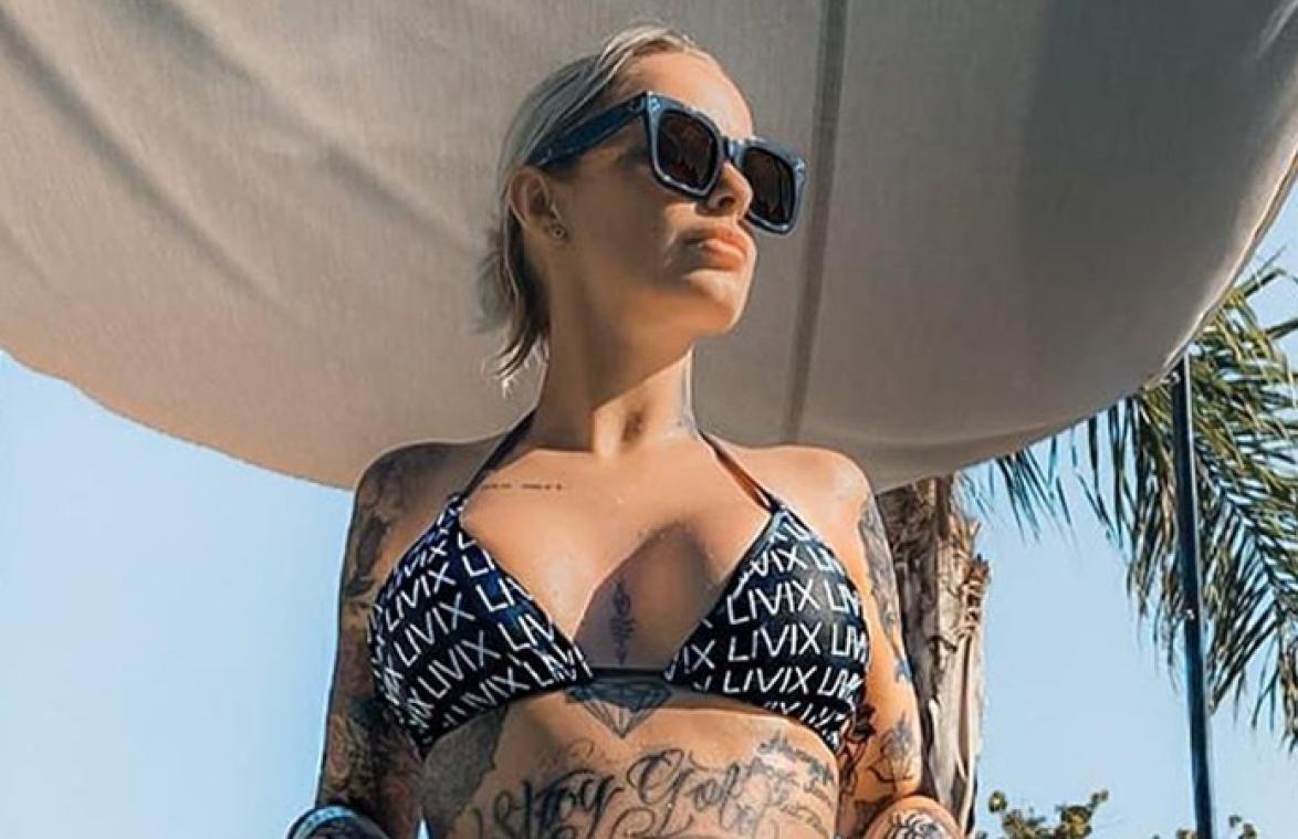 Pommeline Tillière weerlegt kritiek op bikinifoto: "Nee, ik ben niet zwanger"