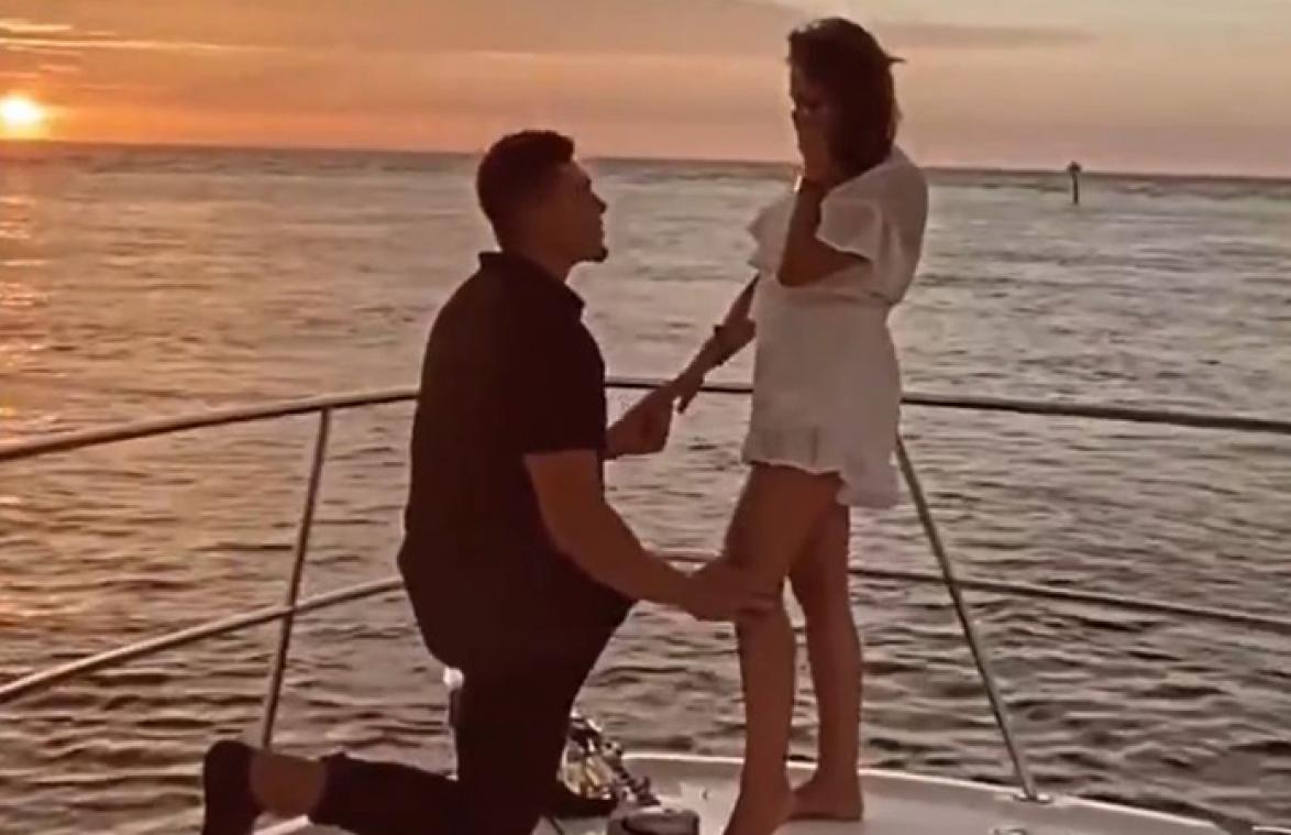 Man vraagt zijn vriendin ten huwelijk op boot, maar dat loopt niet zoals gepland... (video)