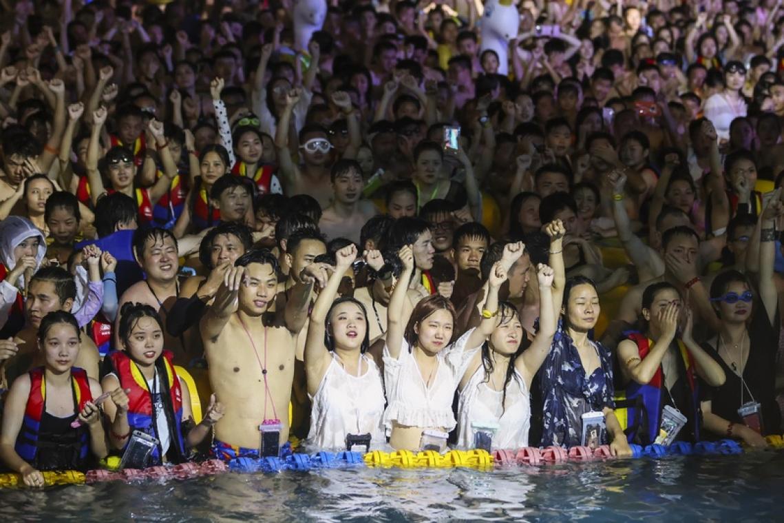 Van lockdown naar enorme poolparty: zo gaat het nu in Wuhan (foto's)