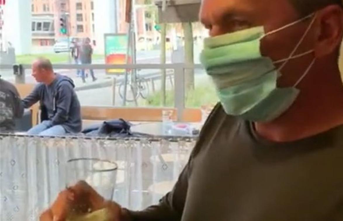 Belg heeft briljante oplossing om pintjes te drinken met mondmasker op (video)