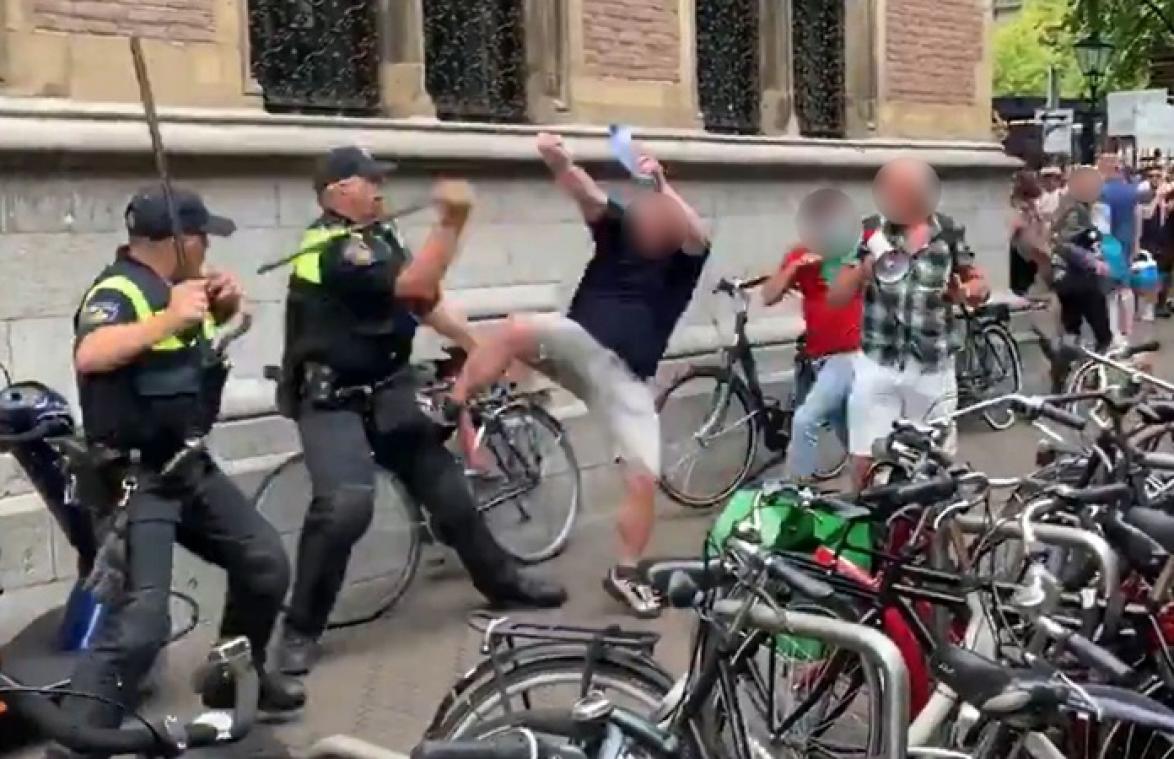 Betogers tegen coronamaatregelen vallen politie aan in Nederland (video)